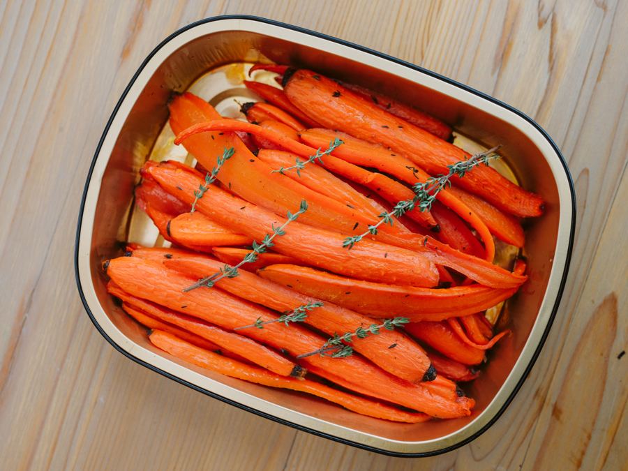 Glazed whole carrots with thyme